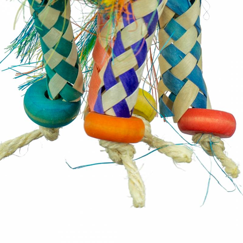 Detalle de juguete con cesta rellena para loros