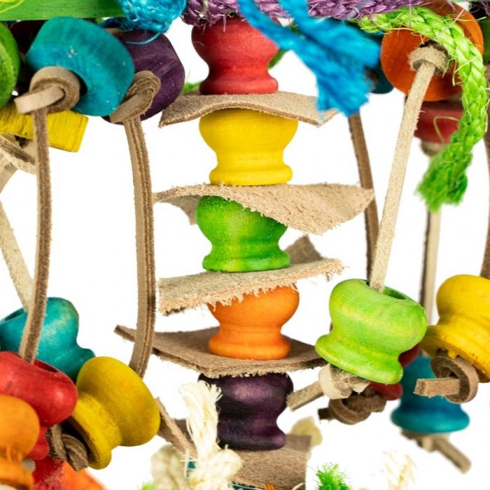 Detalle de juguete de sisal para loros medianos